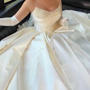 Ivory puffy wedding dress with pearls